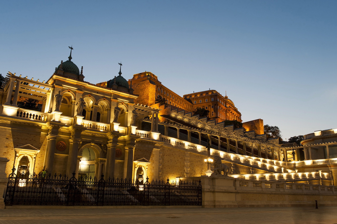 Nézzétek csak, milyen szép lett a Várkert Bazár!