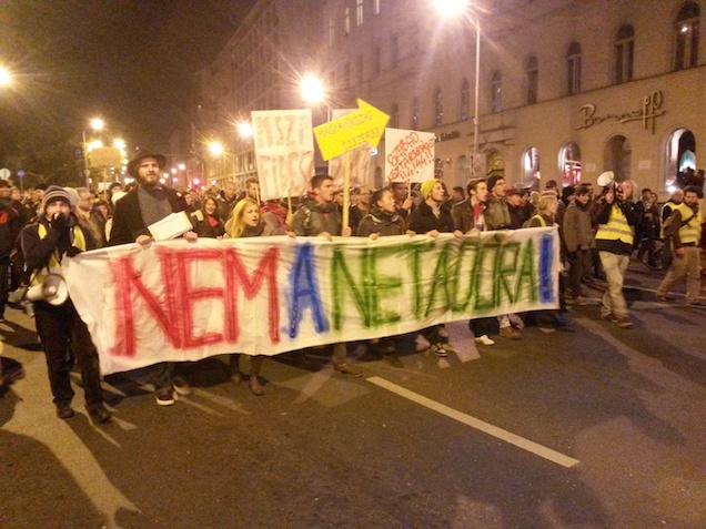 A hangulat forradalmi, a menet elindult az Erzsébet híd felé