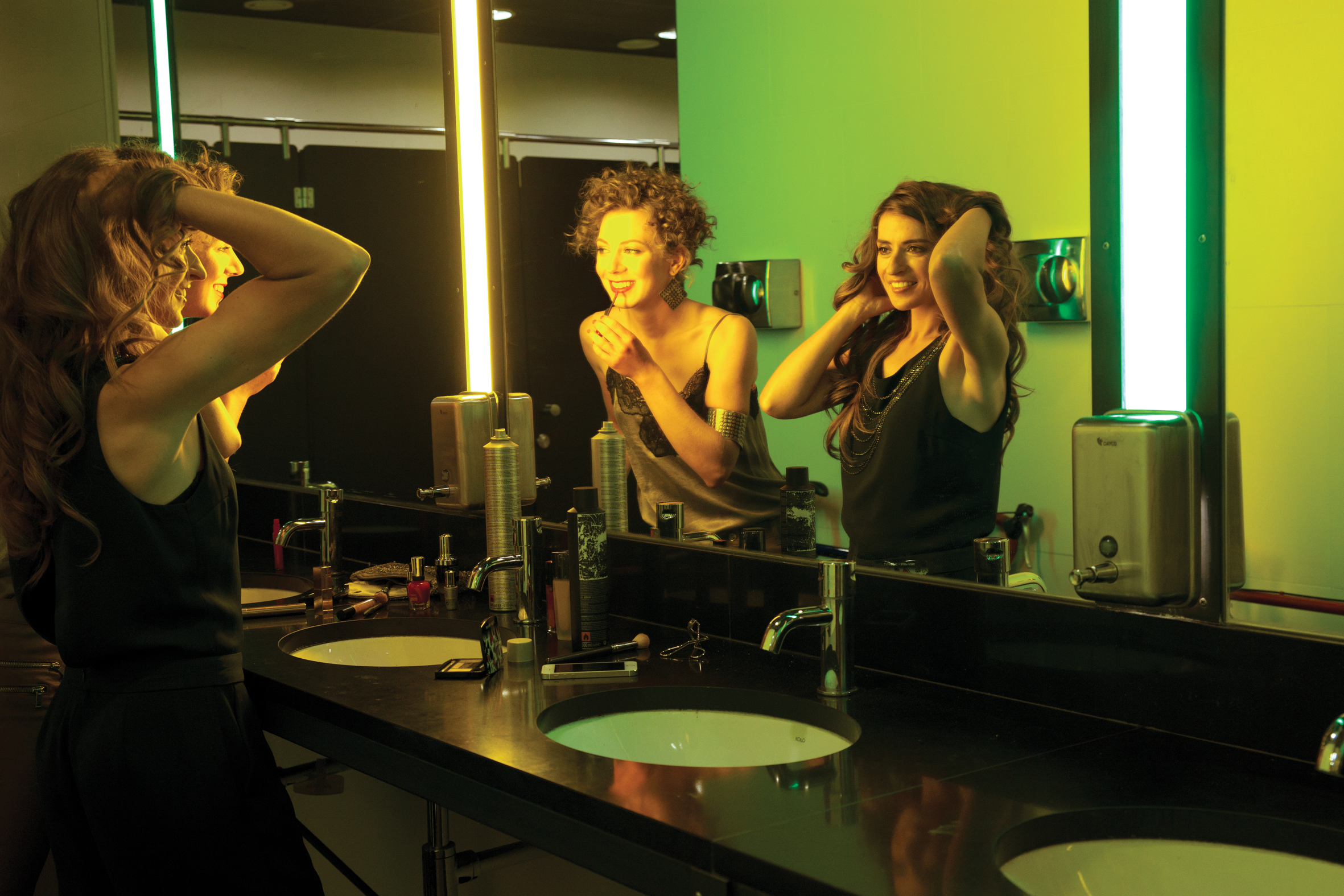 Illustration for article titled A könyv, amiben együtt pózol Orbán, Uj, Törőcsik András és Grafitember