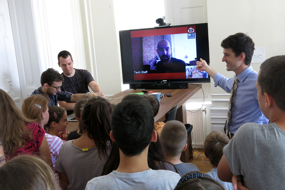 Illustration for article titled Iskolás gyerekek hada özönlötte el a Cink szerkesztőségét