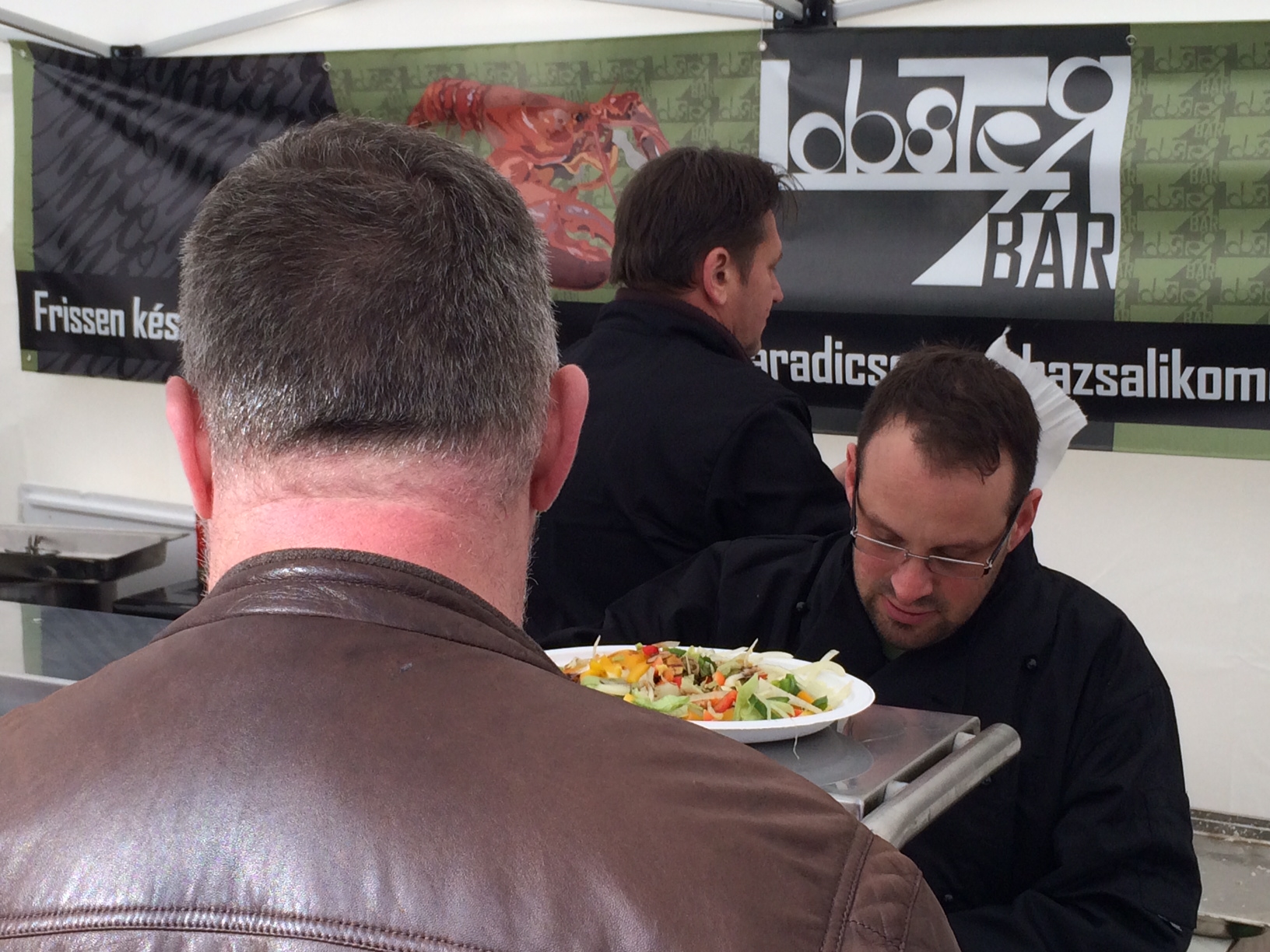 Illustration for article titled Egy ember 22 ezerért vett egy homárt, és befalta hidegen, műanyag tányérról