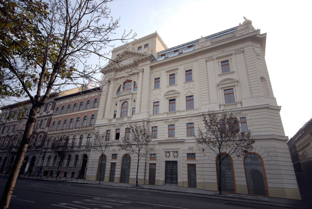 Illustration for article titled A kommunista zónától - Bellinzónáig