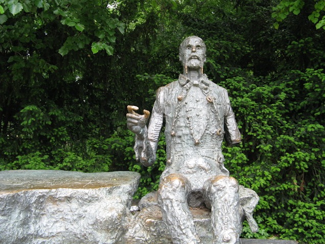 Illustration for article titled Levágták a margitszigeti Madách-szobor másik karját is