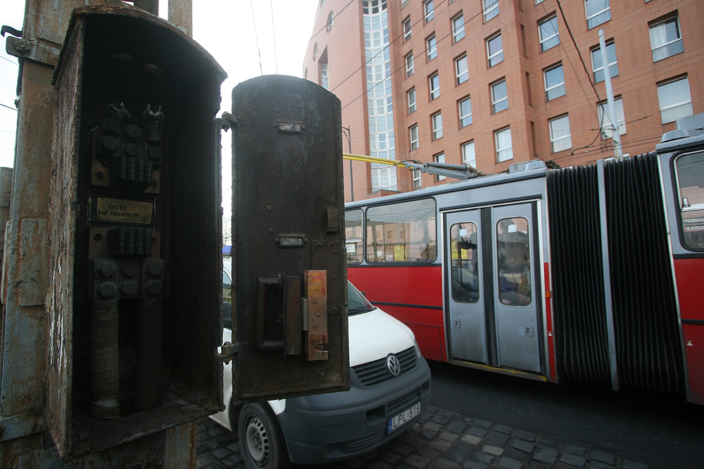 Illustration for article titled Ősöreg halálfej mered a trolizókra az Orczy téren