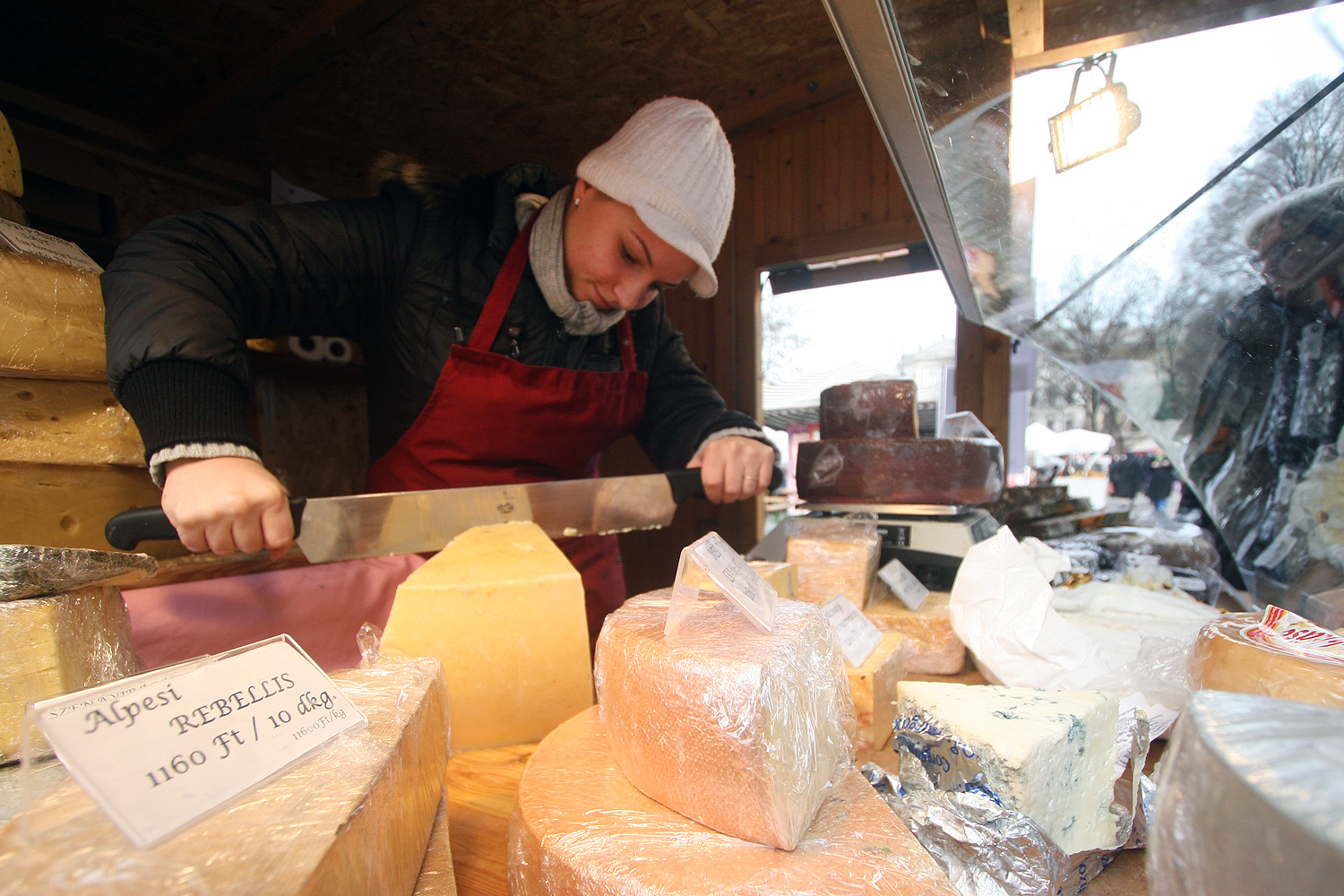 Illustration for article titled Egy ember 22 ezerért vett egy homárt, és befalta hidegen, műanyag tányérról