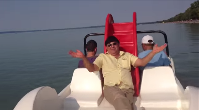 Illustration for article titled Miért nem hallgatja a kutya sem V. Zolika Budapest-slágerét?