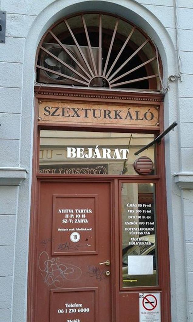 Milyen nőgyógyász rendel így?