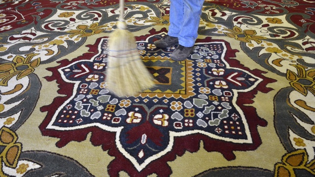 Normcore férfi sepregeti a Parlament új szőnyegét