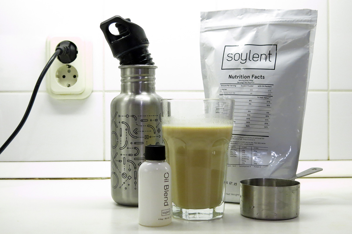 Illustration for article titled Lehet élni a disztópikus jövő takonyszínű csodaételén, de érdemes is?