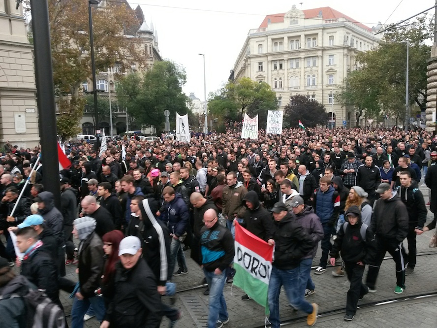 Több ezren szidják az MLSZ-t a Kossuth téren
