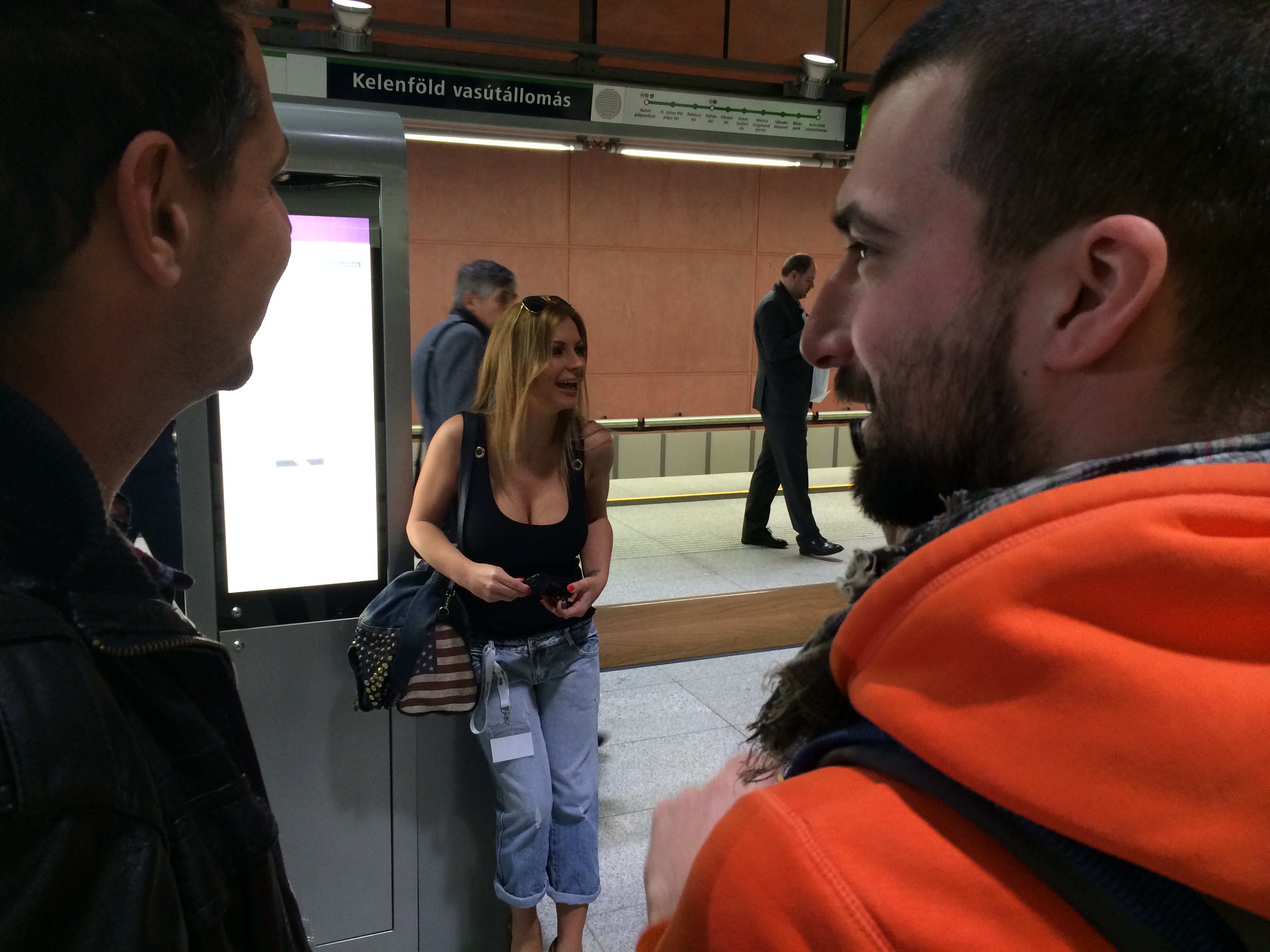 Illustration for article titled Tarlós fejben összeomlott, Orbán megúszta az óriáscsöcsű provokátort