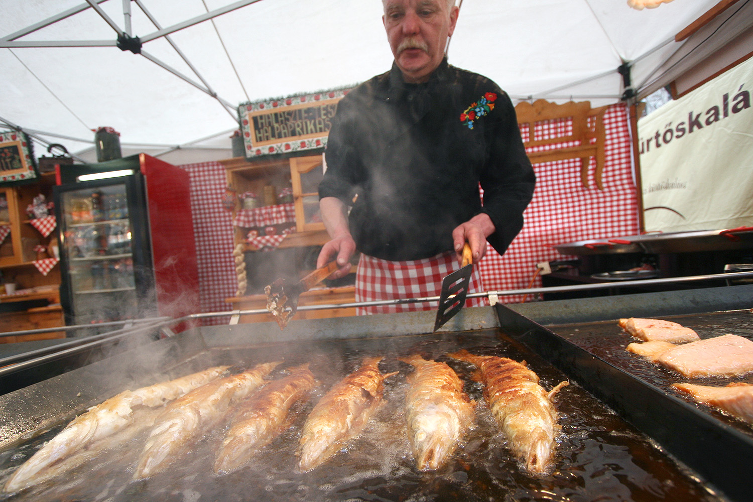 Egy ember 22 ezerért vett egy homárt, és befalta hidegen, műanyag tányérról