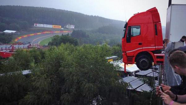 Így kell egyszerre négy Ferrarival balesetet szenvedni