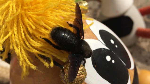 Korán ébredt a méh, még nem nyílott a pitypang