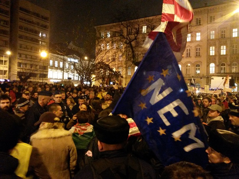 Illustration for article titled A nácik, haza! után kikísérték az ellentüntetőket