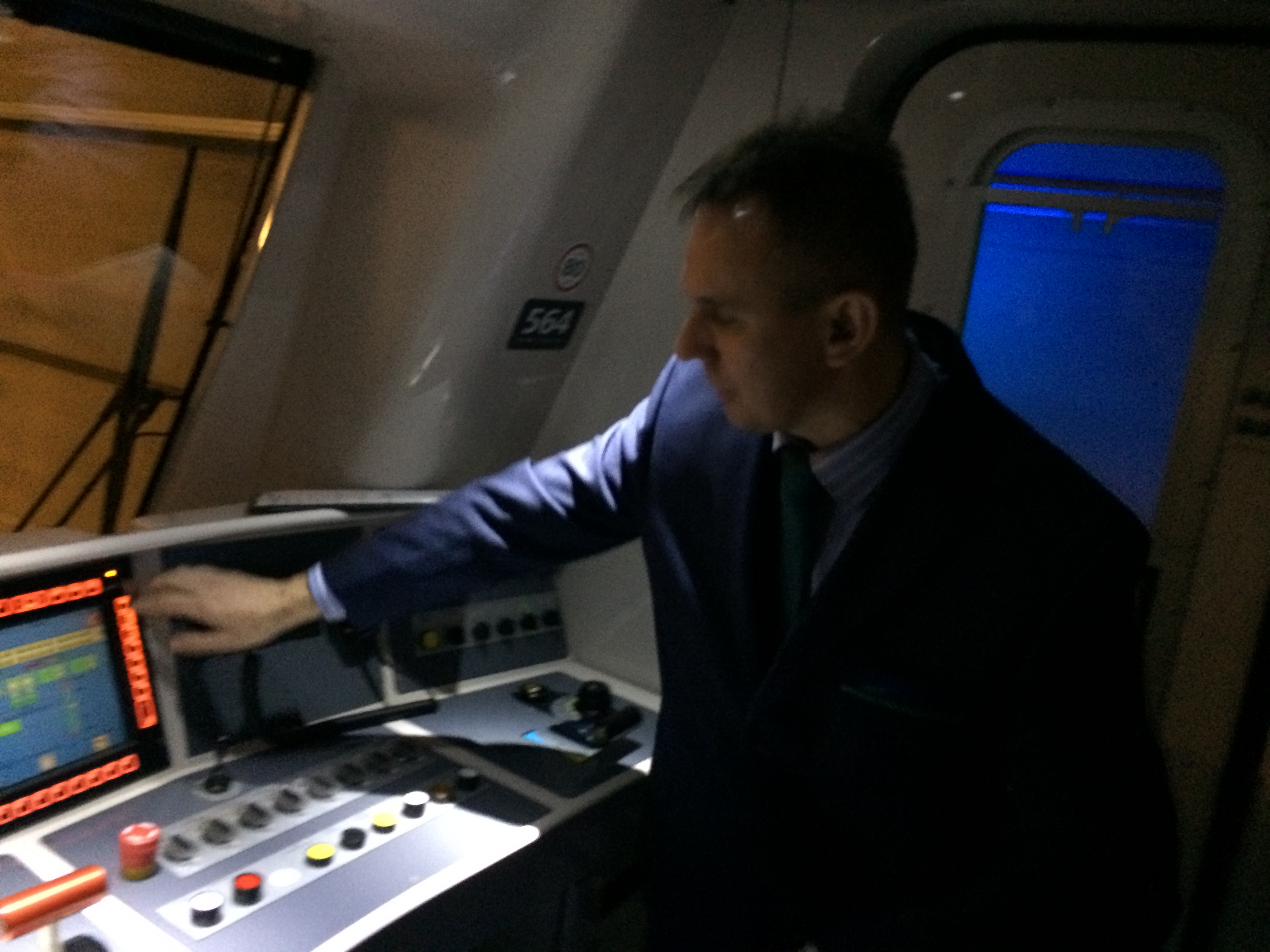 Illustration for article titled Tarlós fejben összeomlott, Orbán megúszta az óriáscsöcsű provokátort