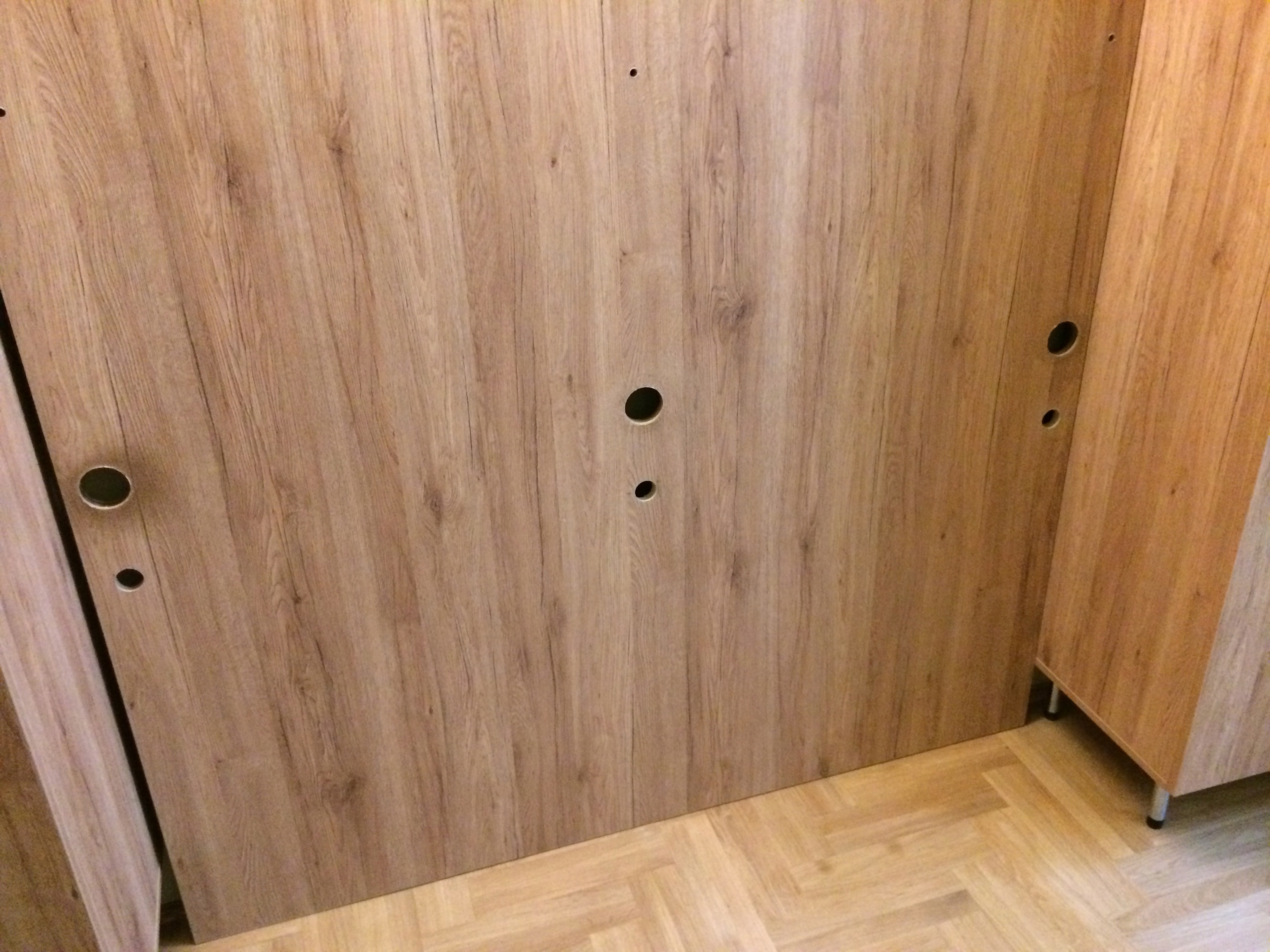 Illustration for article titled Pinaasztal mögött szivarozhat Fekete György az Aranykalickában