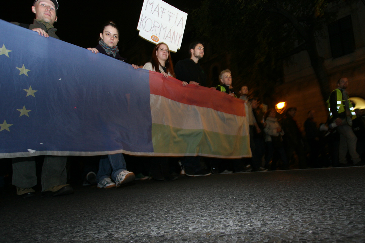 Illustration for article titled Tömegek követelték a Vida Ildikó és Orbán Viktor lemondását