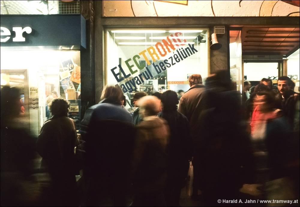 Mondjuk azt, hogy Mokka, bitte, és készítsünk elő 6 schillinget!