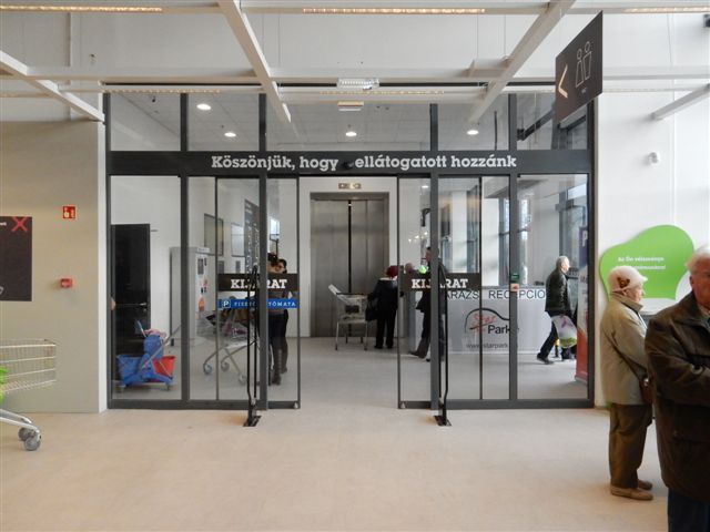 Illustration for article titled Akartok vásárolni egy 80 négyzetméteres teljes lakás berendezést?Akkor irány az óbudai mömaX (Szily Laci mai cikkével)