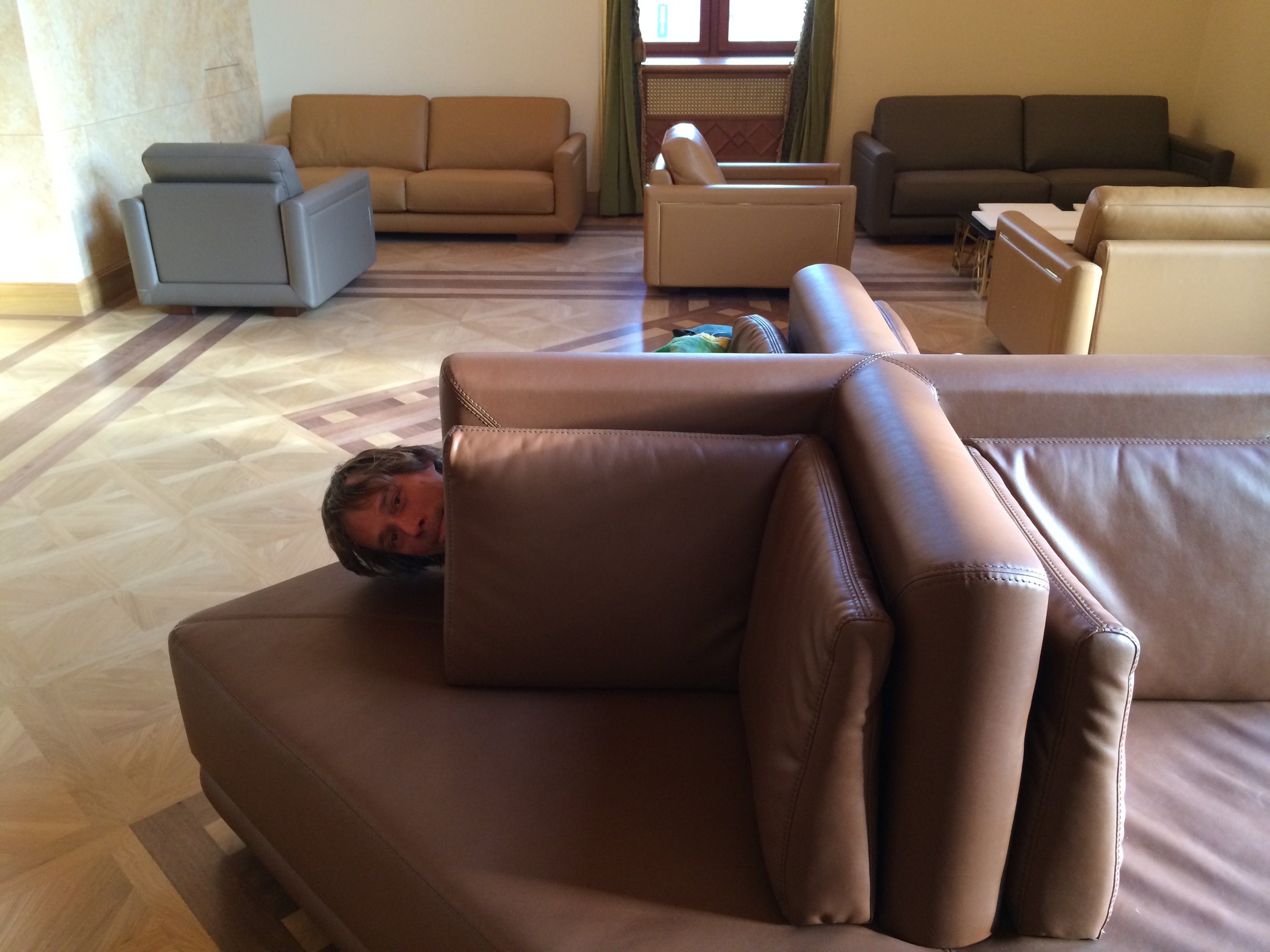 Illustration for article titled Pinaasztal mögött szivarozhat Fekete György az Aranykalickában