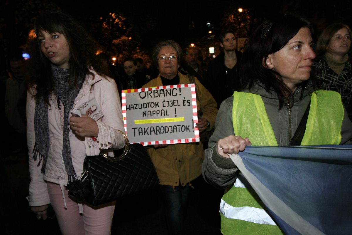 Illustration for article titled Tömegek követelték a Vida Ildikó és Orbán Viktor lemondását