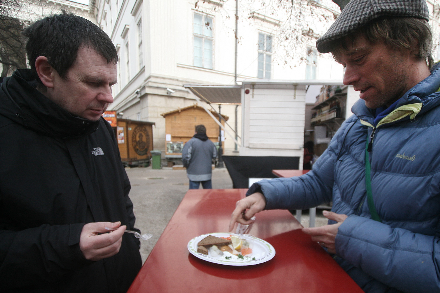 Illustration for article titled Egy ember 22 ezerért vett egy homárt, és befalta hidegen, műanyag tányérról