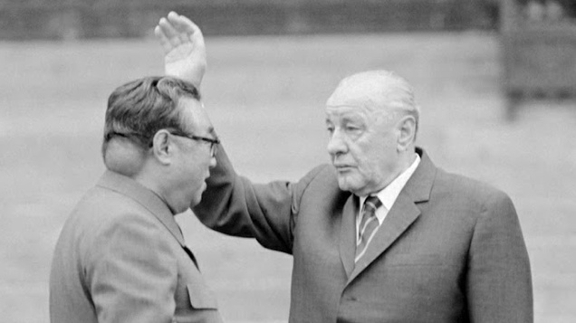 Kádár János és Kim Ir Szen egy tökéletes képen