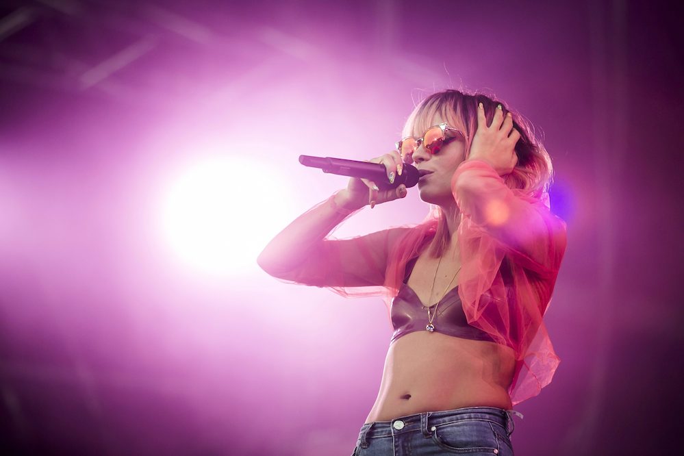 Bombahír: Lily Allen a jegygyűrűje nélkül énekelt a Szigeten!