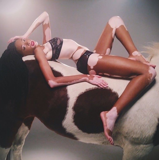 Illustration for article titled Elbűvölően pöttyös modell hódít Amerikában