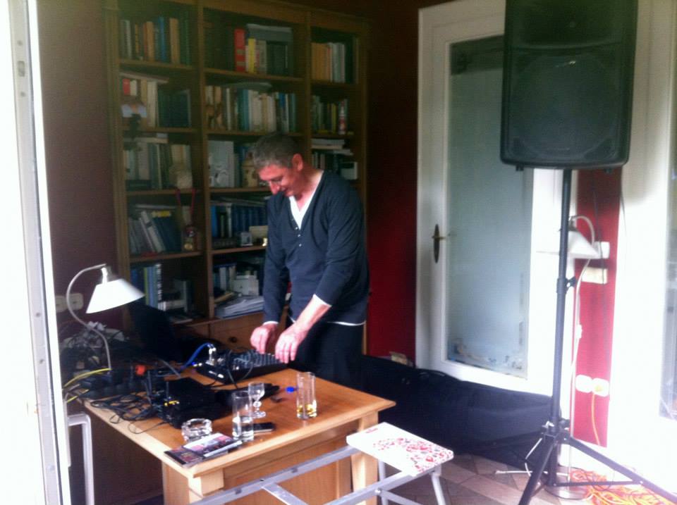 Illustration for article titled El ne feledjétek: ma este DJurcsány a kalauz a bulivonaton