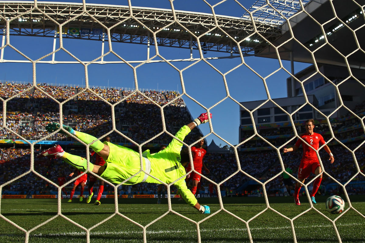 A nap kérdése: mióta futballoznak a futballisták felemás cipőben?