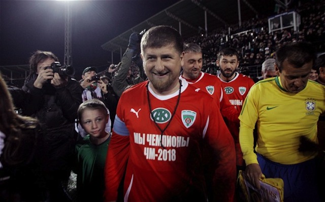 Illustration for article titled Tengeri ütközettel vagy bokszmeccsel nyisson a Pancho Aréna?