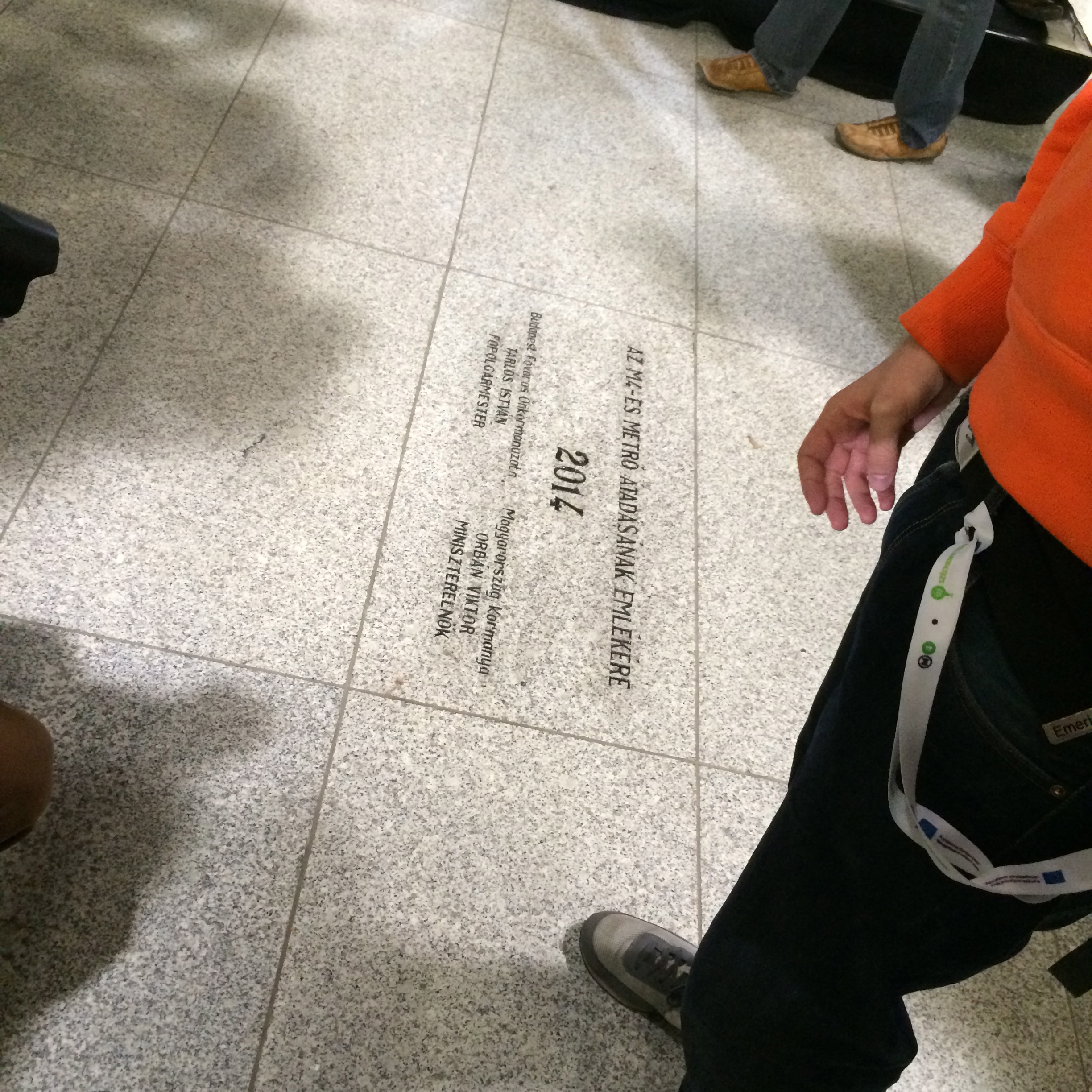 Illustration for article titled Tarlós fejben összeomlott, Orbán megúszta az óriáscsöcsű provokátort