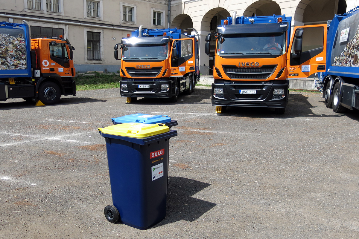 Illustration for article titled Az új budapesti kukásautóknál csak a kukások sajtóajándékai jobbak