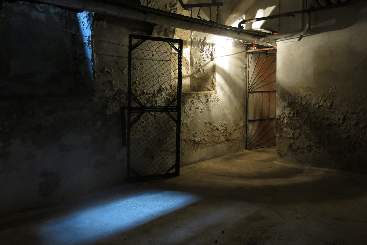 Illustration for article titled Ebbe az Andrássy úti bérpalotába költözik a Cink