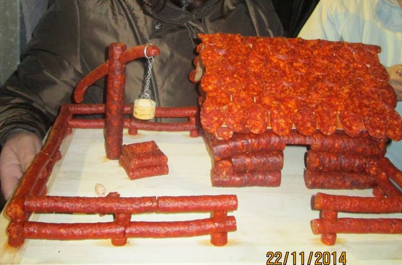 Emberek, kolbászból van a kerítés!