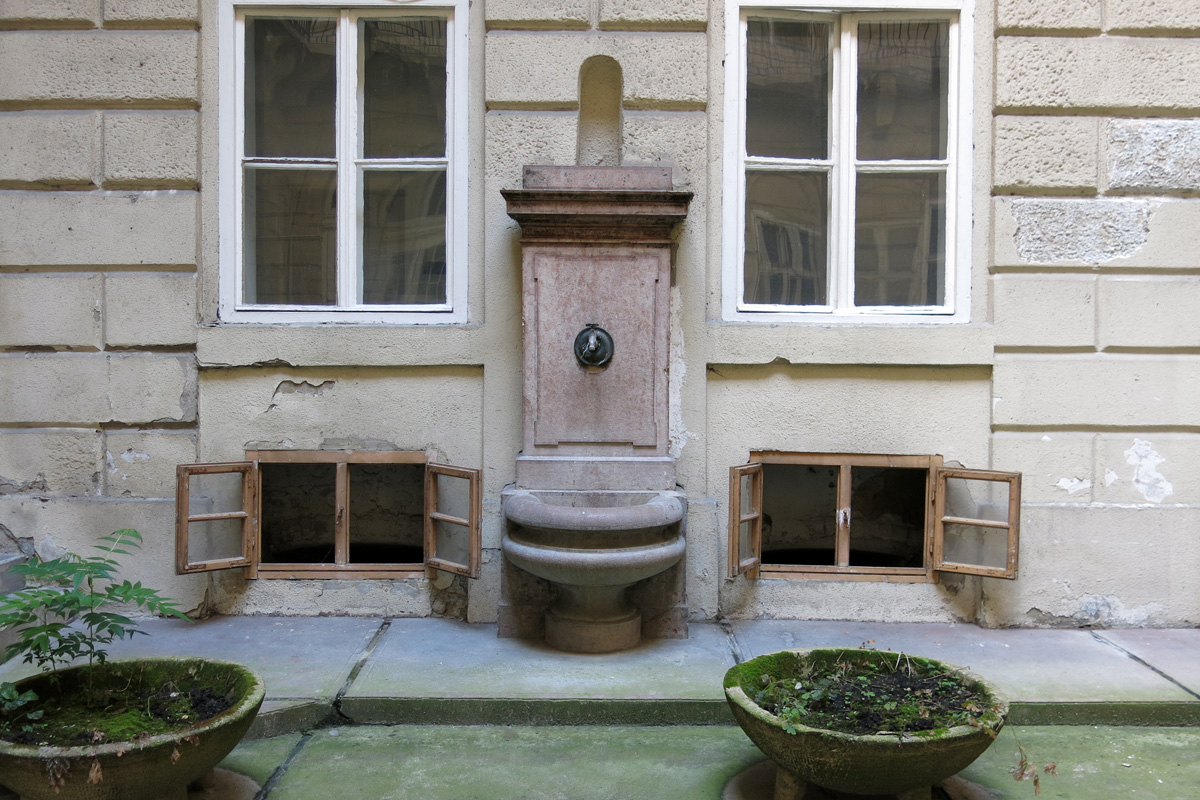 Illustration for article titled Ebbe az Andrássy úti bérpalotába költözik a Cink