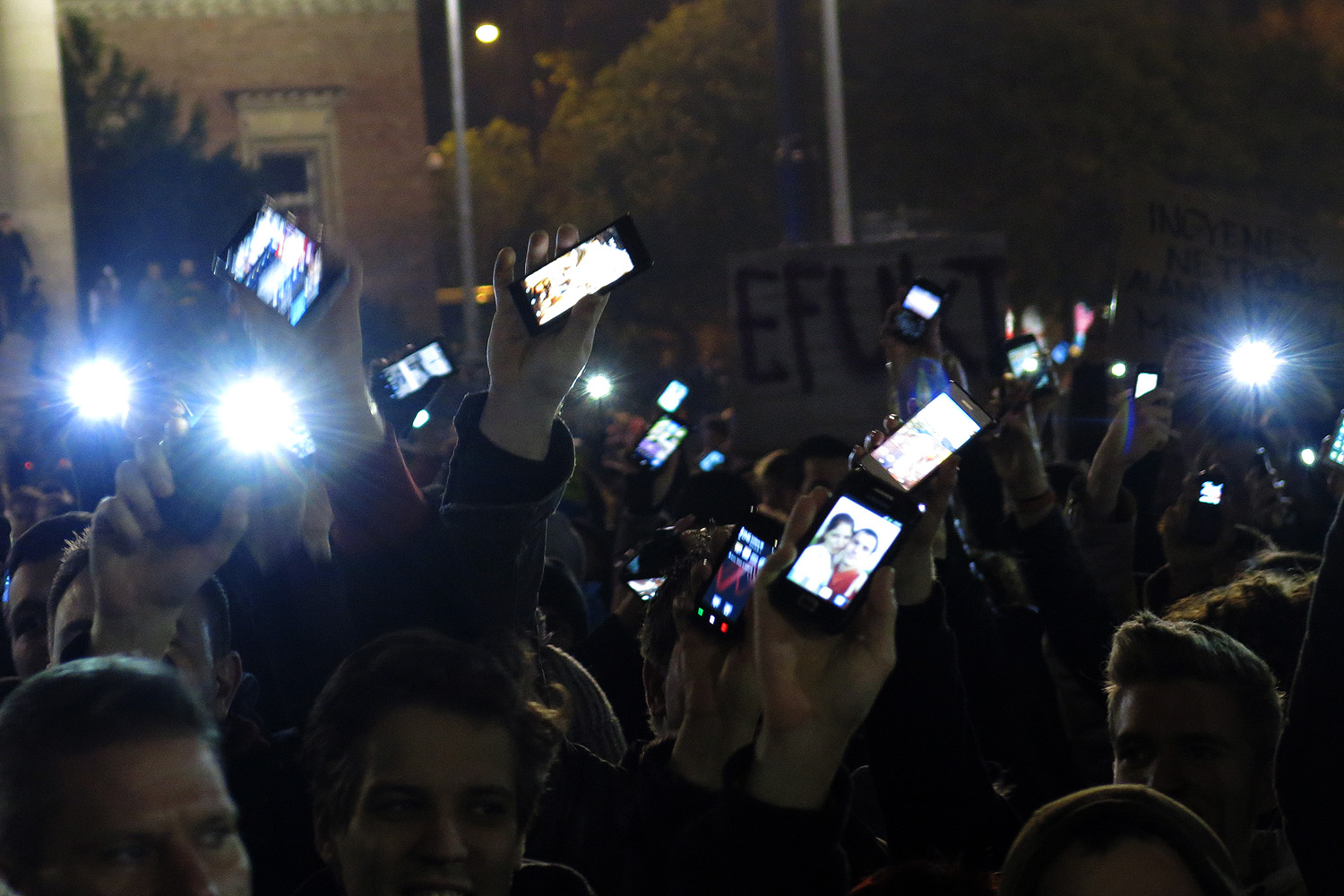 Illustration for article titled Demszky Gábor is ott volt a Fidesz székház ostrománál