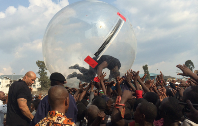 Biztos azért bújt buborékba, mert fél az ebolától!