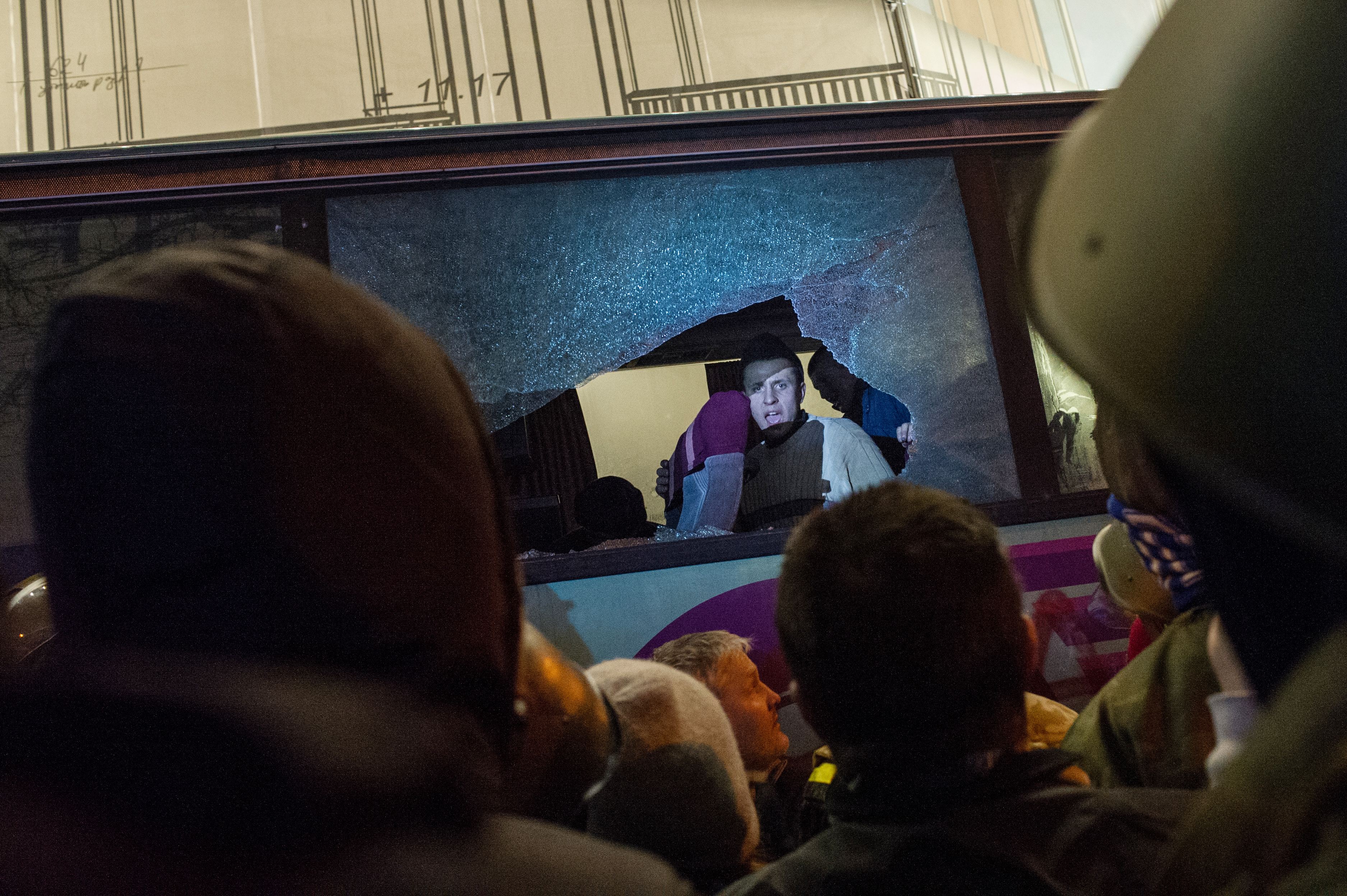 A tüntetők elfoglalták a kormányzati negyedet, Janukovics elrepült