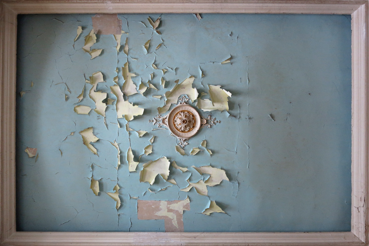 Illustration for article titled Ebbe az Andrássy úti bérpalotába költözik a Cink