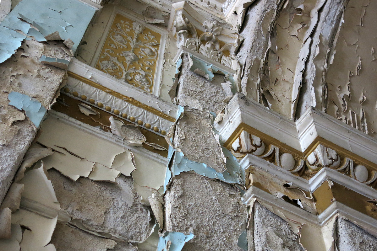 Illustration for article titled Ebbe az Andrássy úti bérpalotába költözik a Cink