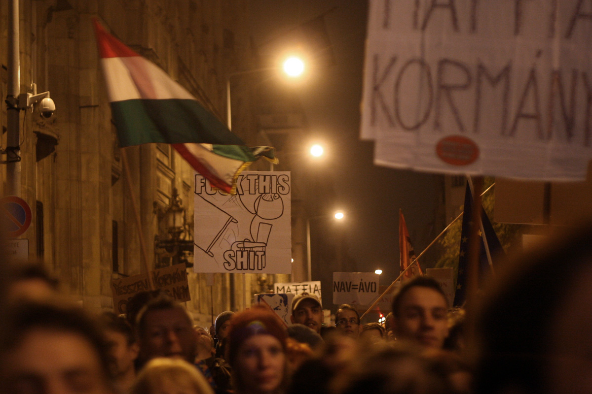 Illustration for article titled Tömegek követelték a Vida Ildikó és Orbán Viktor lemondását