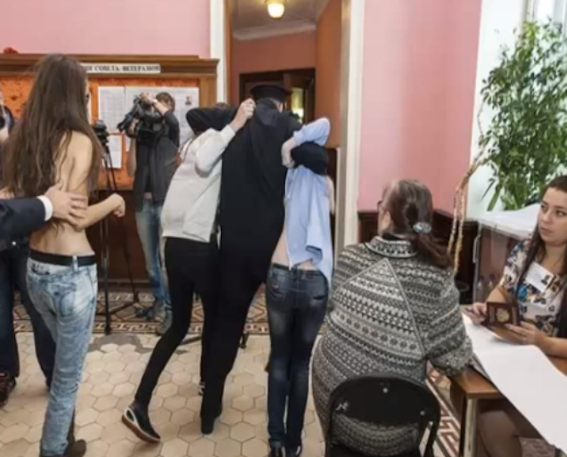 Bréking: vetkőző ukrán nők akcióztak Grani kommentelő lépcsőházában!