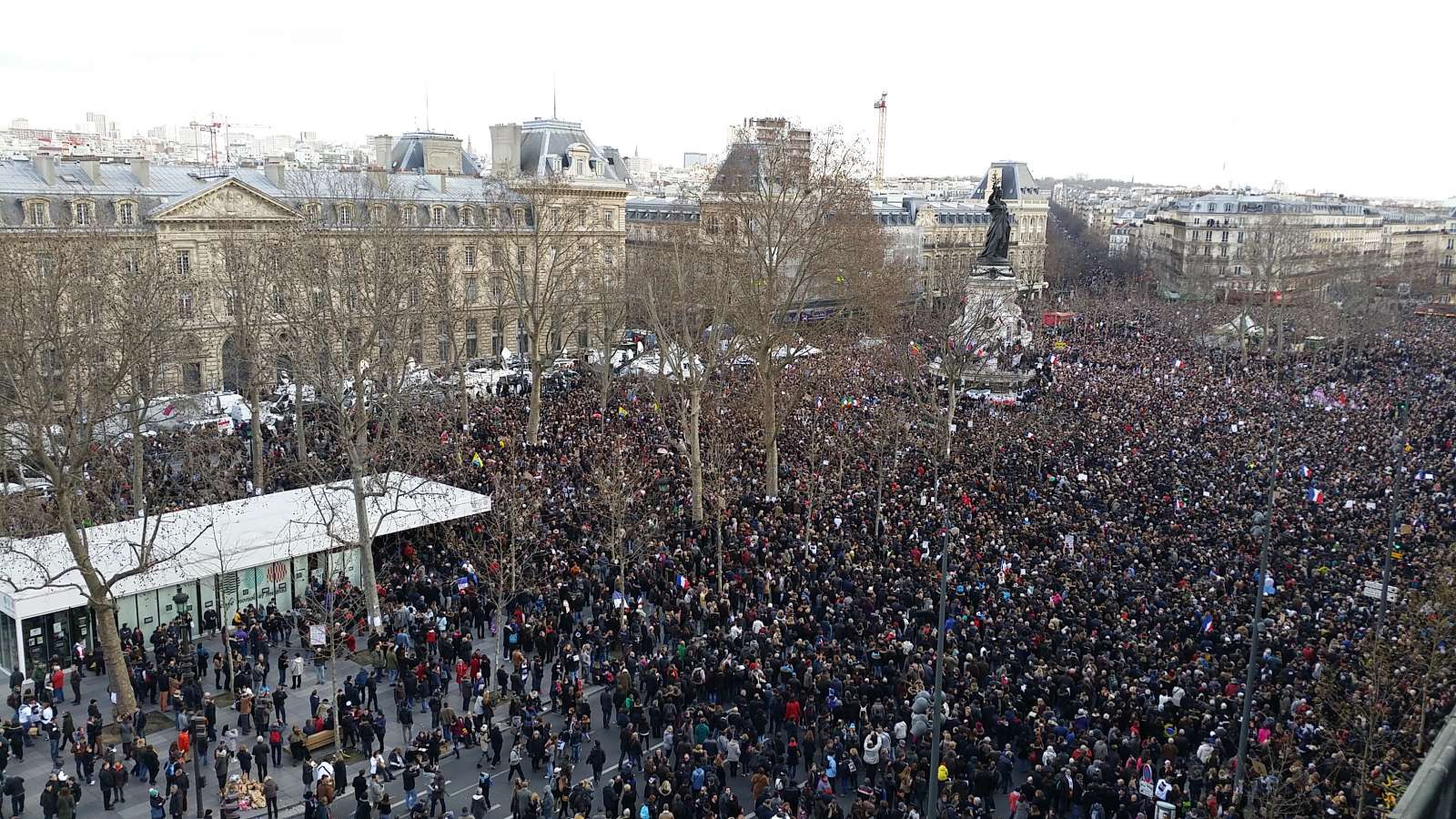 Ilyen az ország híre: magyarázni kell, miért menetelhet Orbán Párizsban