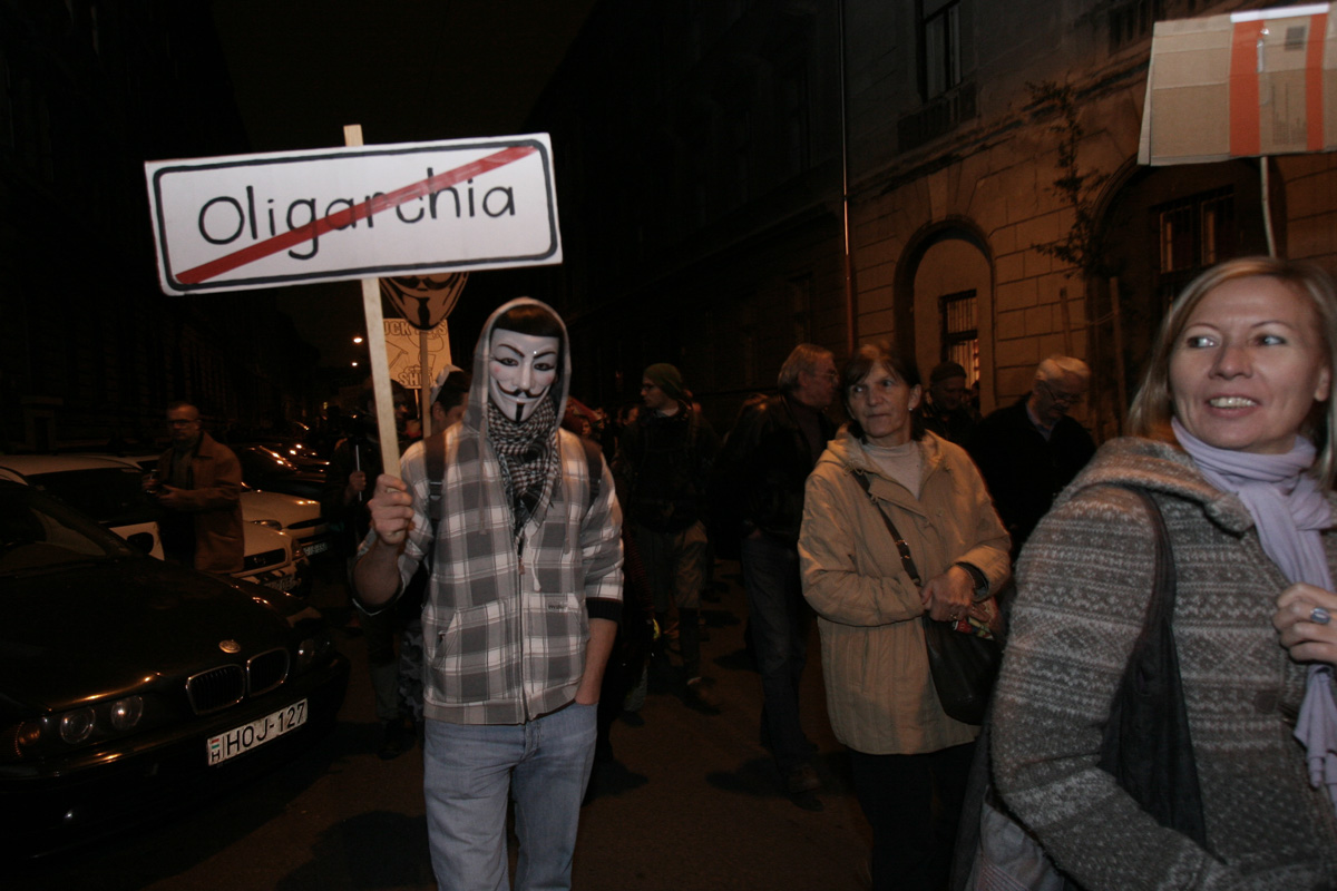 Illustration for article titled Tömegek követelték a Vida Ildikó és Orbán Viktor lemondását