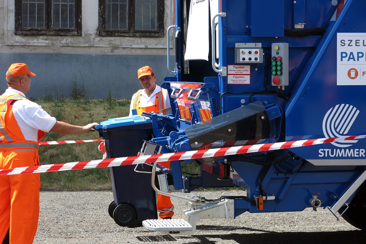 Illustration for article titled Az új budapesti kukásautóknál csak a kukások sajtóajándékai jobbak