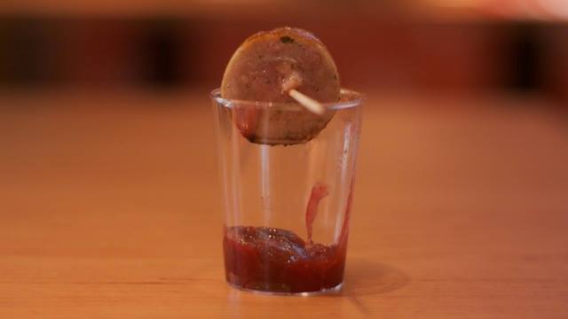 Illustration for article titled Az Astorián kolbászolni móka és kacagás