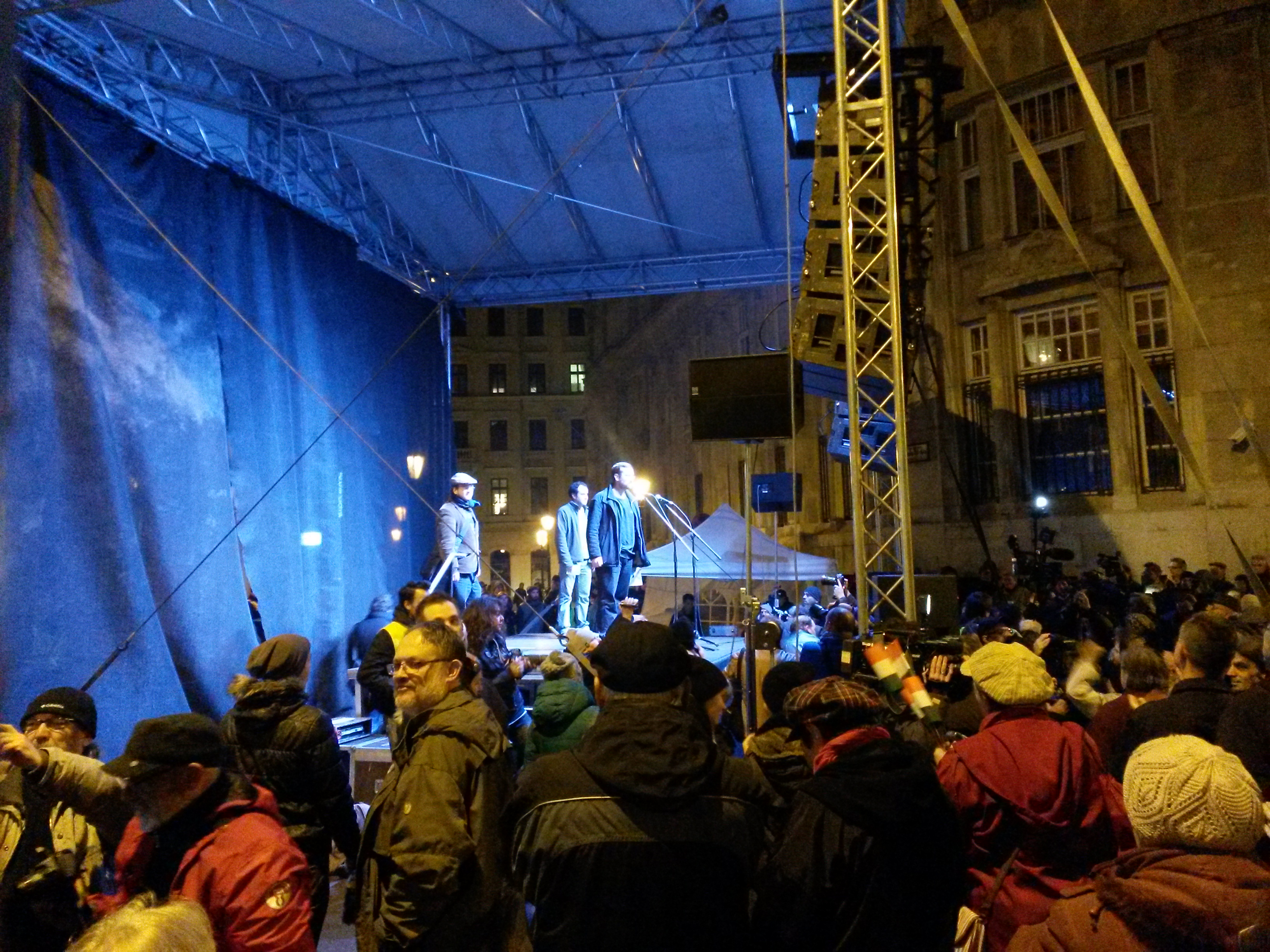 Illustration for article titled Pár kép a ma esti tüntetésről